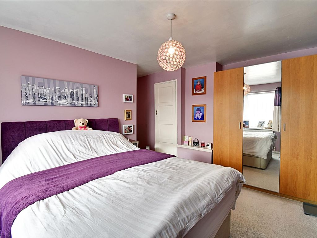 3 bed terraced house for sale in Burnett Square, Hertford SG14, £400,000