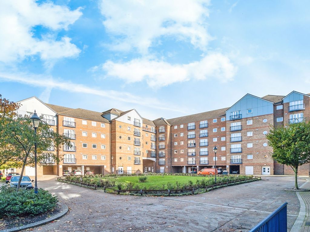 1 bed flat for sale in Argent Court, Argent Street, Grays RM17, £190,000