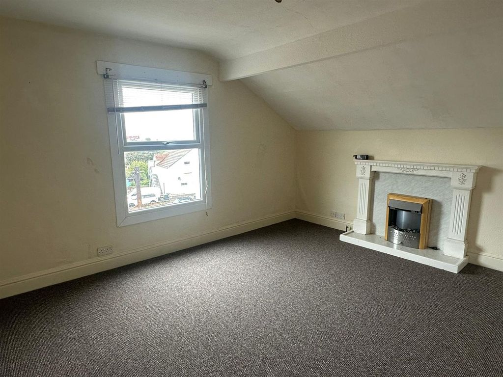 3 bed flat to rent in Whitehall Road, Rhos On Sea LL28, £725 pcm