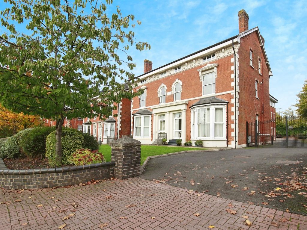 2 bed flat for sale in Warwick Road, Solihull B92, £190,000