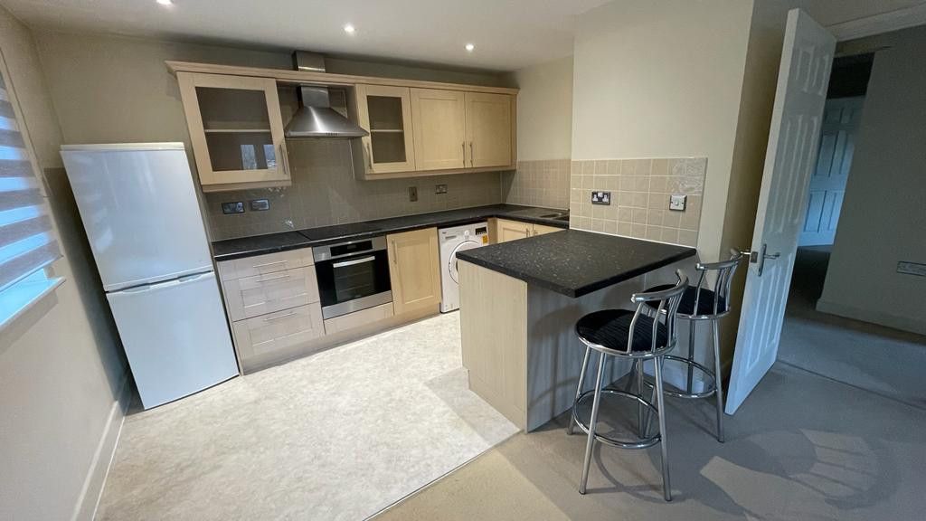 2 bed flat to rent in Empire Walk, Kent DA9, £1,500 pcm