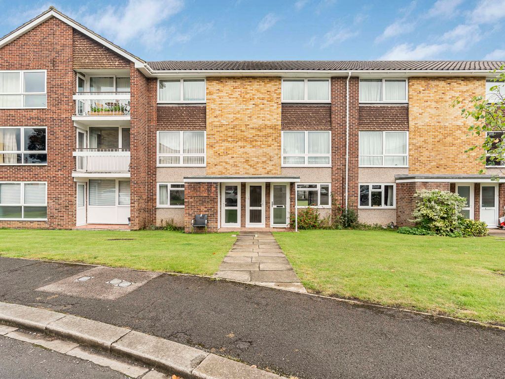 2 bed flat for sale in Wykeham Crescent, Cowley OX4, £280,000