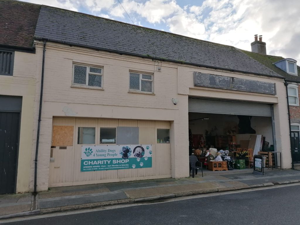 Retail premises to let in Pyle Street, Newport PO30, £25,000 pa