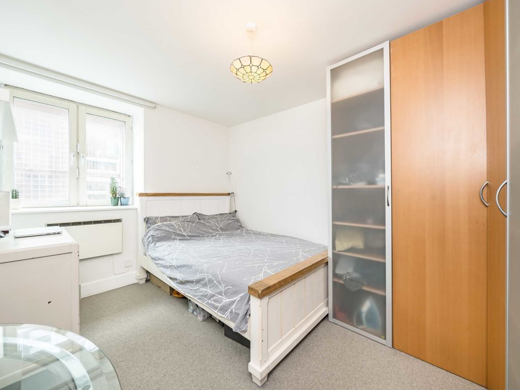 1 bed flat for sale in Westminster Bridge Road, London SE1, £380,000
