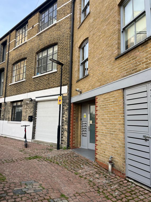 3 bed flat to rent in Florfield Passage, Hackney E8, £3,100 pcm