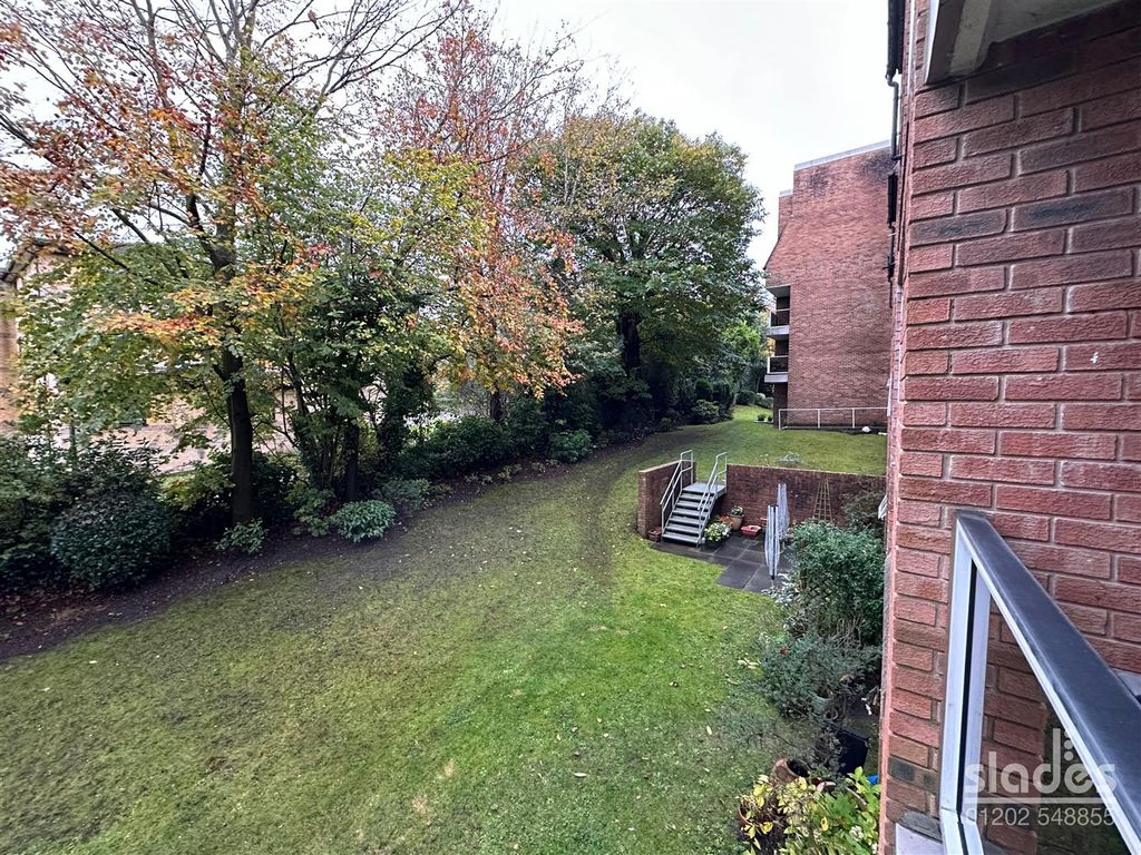 1 bed flat for sale in Pine Tree Glen, Westbourne, Bournemouth BH4, £95,000
