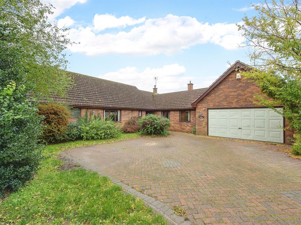 4 bed detached bungalow for sale in Boundary Road, Hockwold, Thetford IP26, £500,000