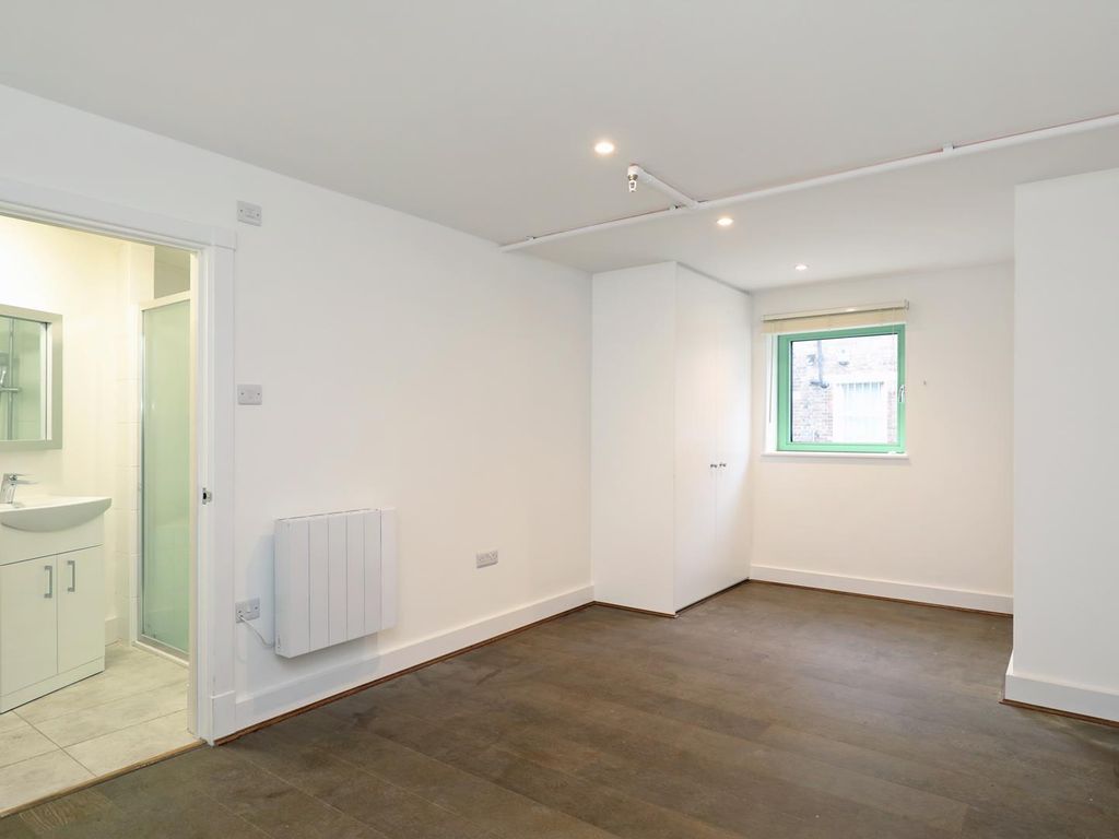 2 bed terraced house to rent in Locarno Road, Acton W3, £2,850 pcm
