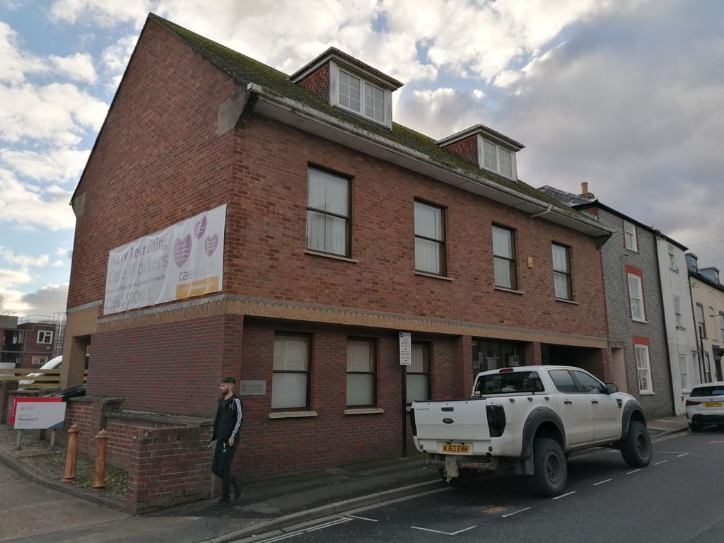 Office to let in Pyle Street, Newport PO30, £11,750 pa