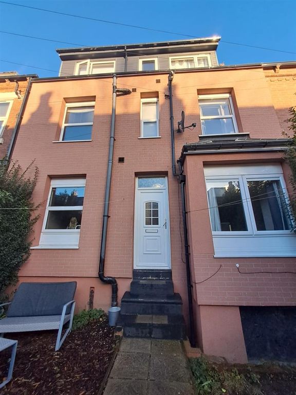 Studio to rent in Cross Flatts Crescent, Beeston, Leeds LS11, £525 pcm