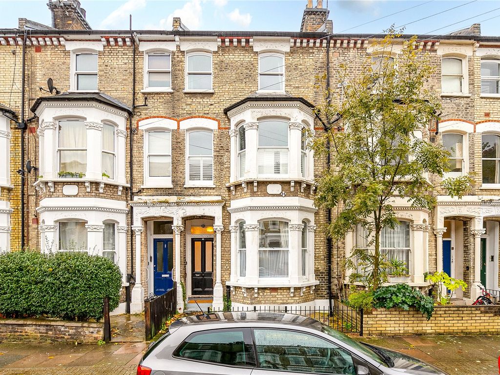 2 bed flat to rent in London, UK SW11, £2,400 pcm