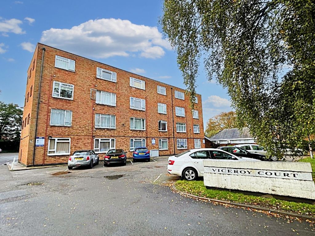 2 bed flat for sale in Viceroy Court, High Street South, Dunstable LU6, £120,000