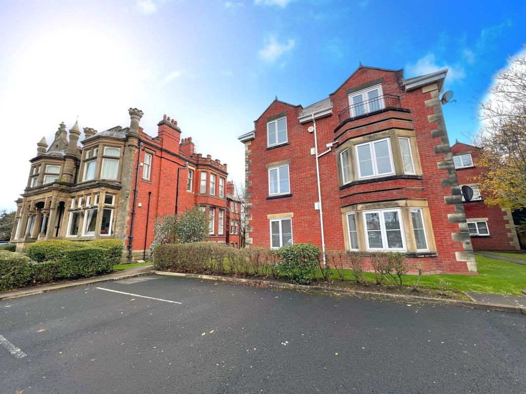 2 bed flat for sale in The Elms, Whitegate Drive, Blackpool FY3, £120,000