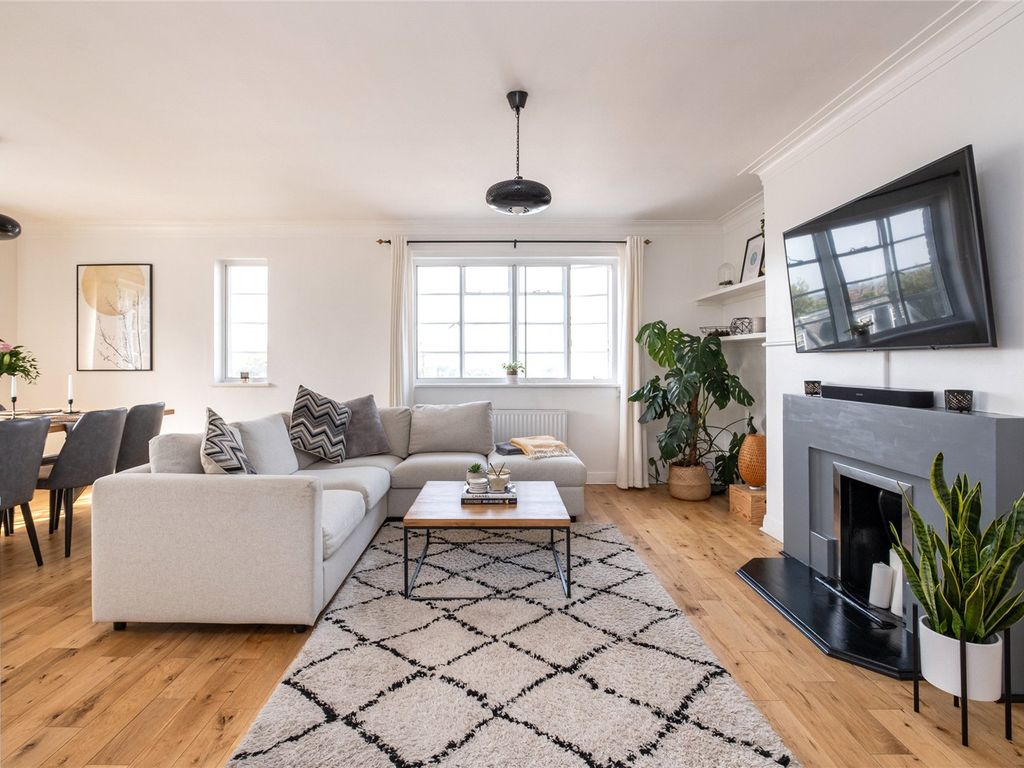 2 bed flat for sale in The High, Streatham High Road, Streatham, Lambeth, London SW16, £435,000