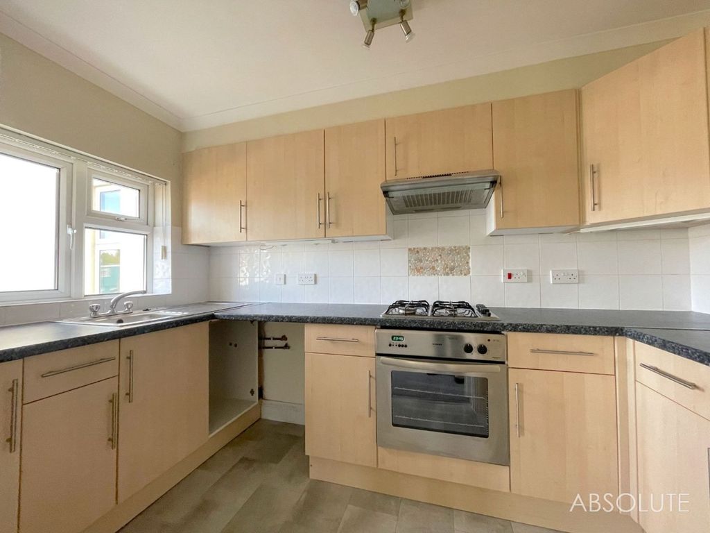 2 bed flat for sale in Manor Road, Manor Court Manor Road TQ3, £165,000