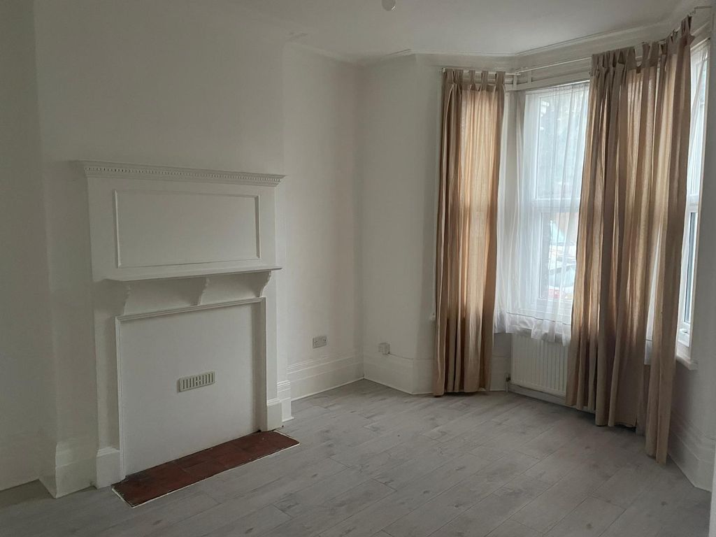 3 bed flat to rent in Hillside, London NW10, £2,200 pcm