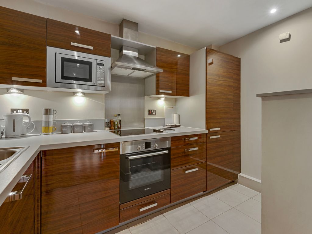 2 bed flat to rent in Brooklands Road, Weybridge KT13, £3,250 pcm