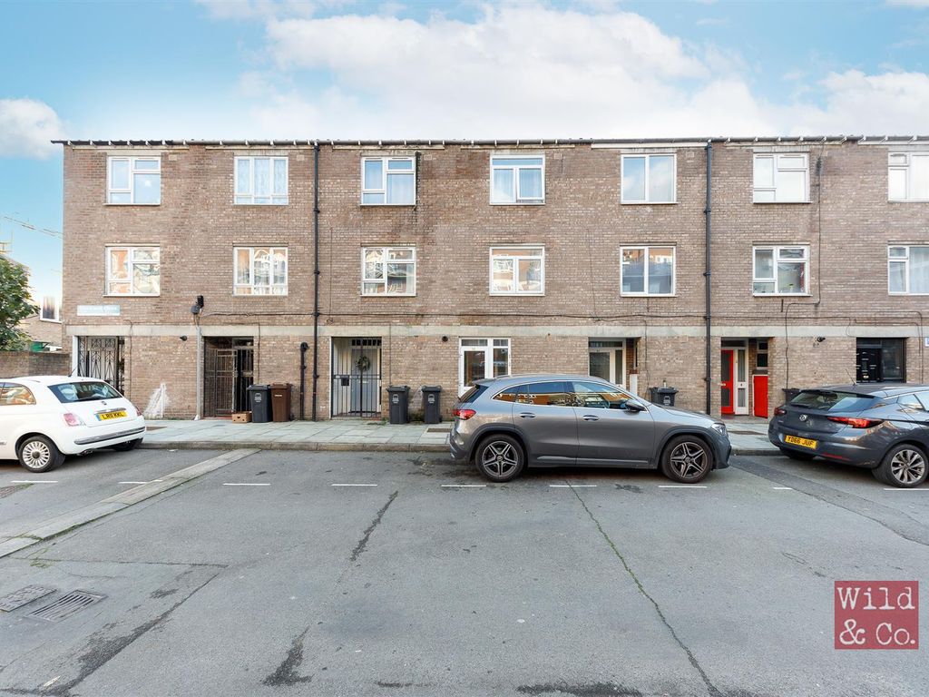 3 bed property for sale in Blackwell Close, London E5, £550,000
