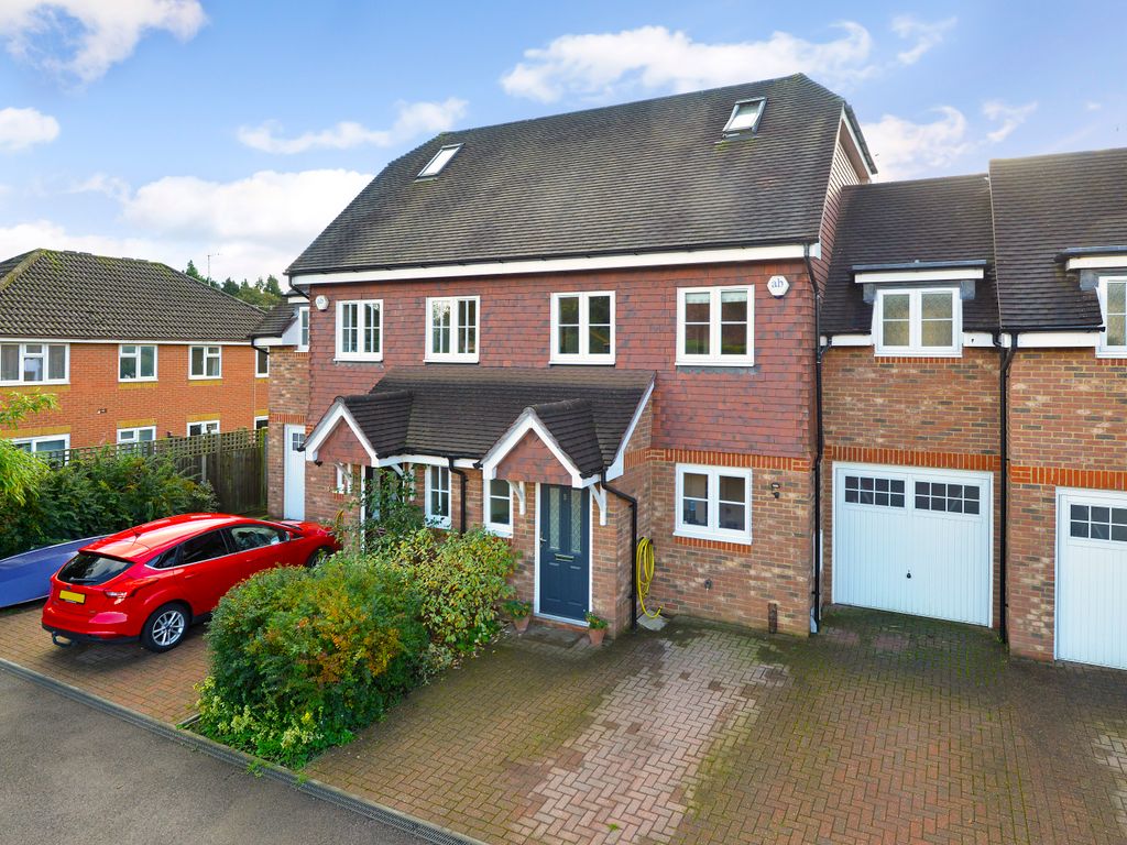 4 bed town house for sale in Oxted Green, Milford GU8, £630,000