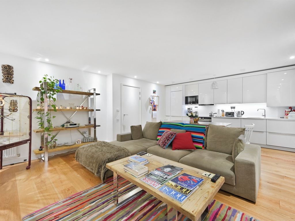 2 bed flat for sale in Putney Hill, London SW15, £895,000