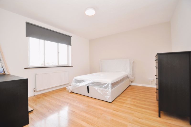 Room to rent in West Barnes Lane, New Malden KT3, £995 pcm