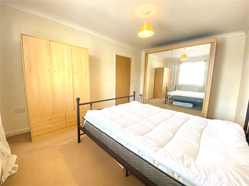 1 bed flat for sale in Holbrook Way, Swindon SN1, £118,000