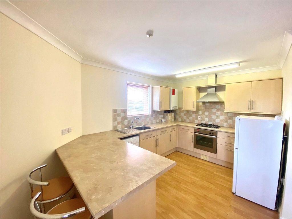 1 bed flat for sale in Holbrook Way, Swindon SN1, £118,000