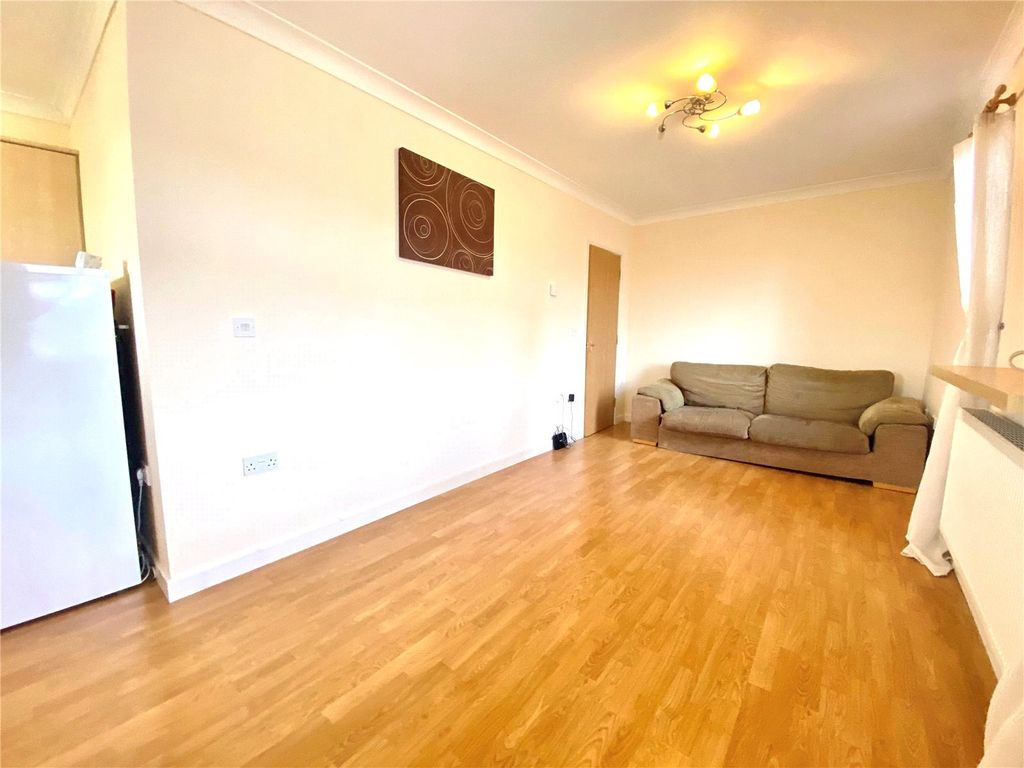 1 bed flat for sale in Holbrook Way, Swindon SN1, £118,000