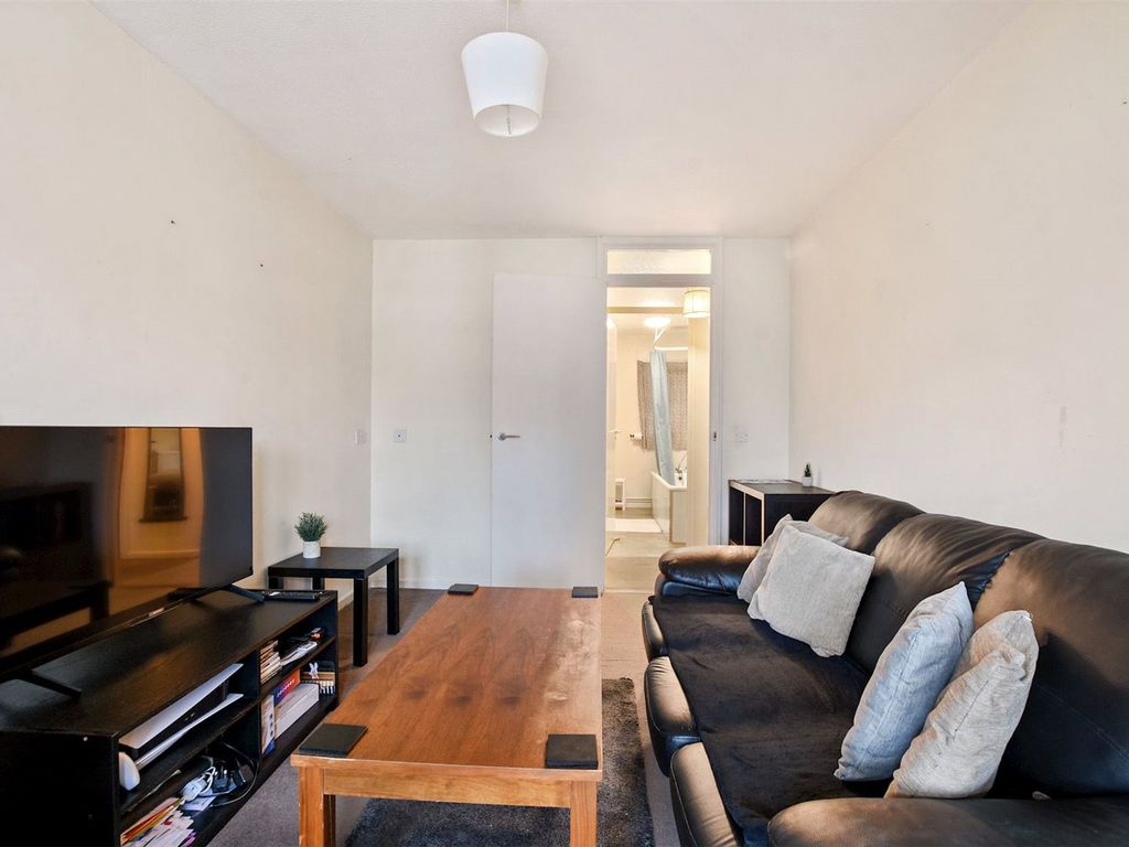 1 bed flat for sale in Parkland Road, London N22, £295,000