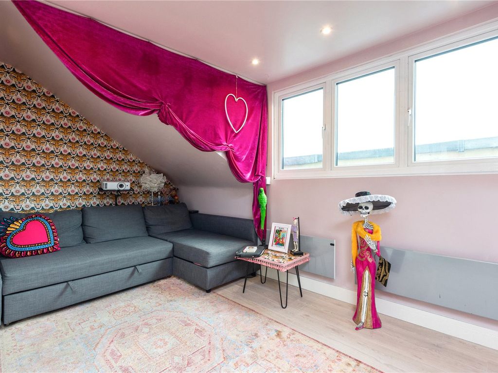 1 bed flat for sale in Lower Clapton Road, London E5, £325,000