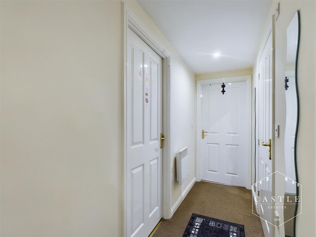 2 bed flat for sale in Southfield Road, Hinckley LE10, £120,000