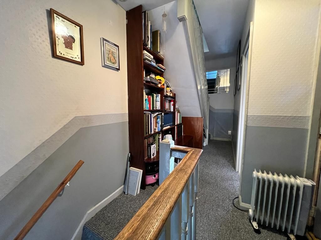 4 bed property for sale in Winterbourne Road, Becontree, Dagenham RM8, £400,000