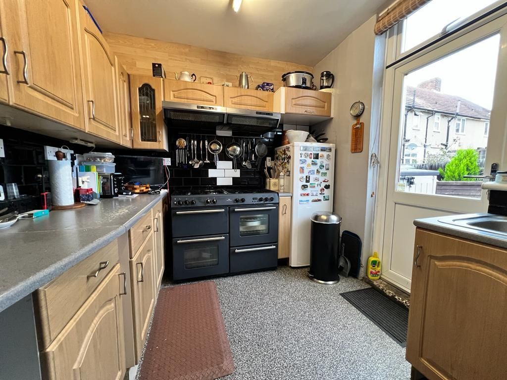 4 bed property for sale in Winterbourne Road, Becontree, Dagenham RM8, £400,000