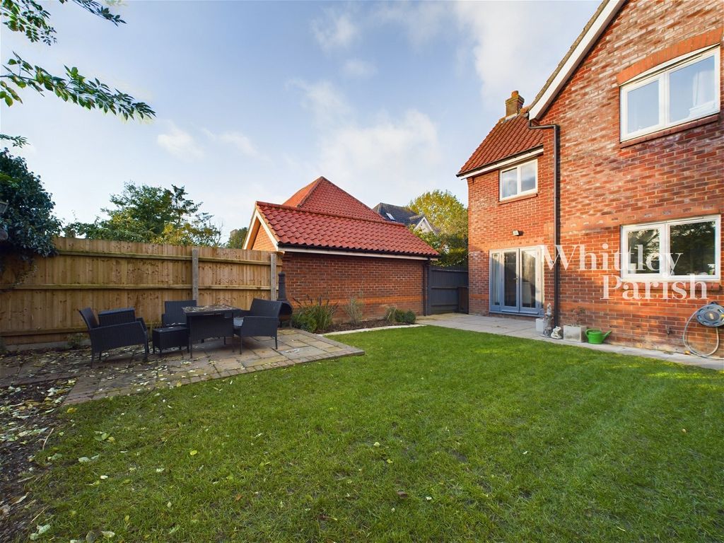 3 bed detached house for sale in Smiths Close, Dickleburgh, Diss IP21, £300,000