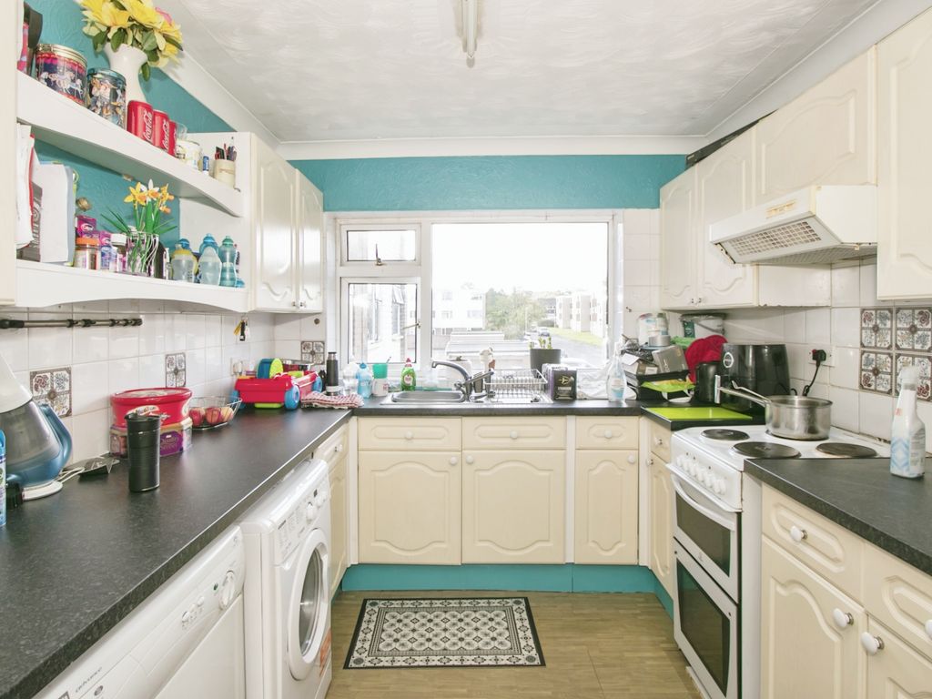 2 bed flat for sale in Freshwater Drive, Poole BH15, £170,000