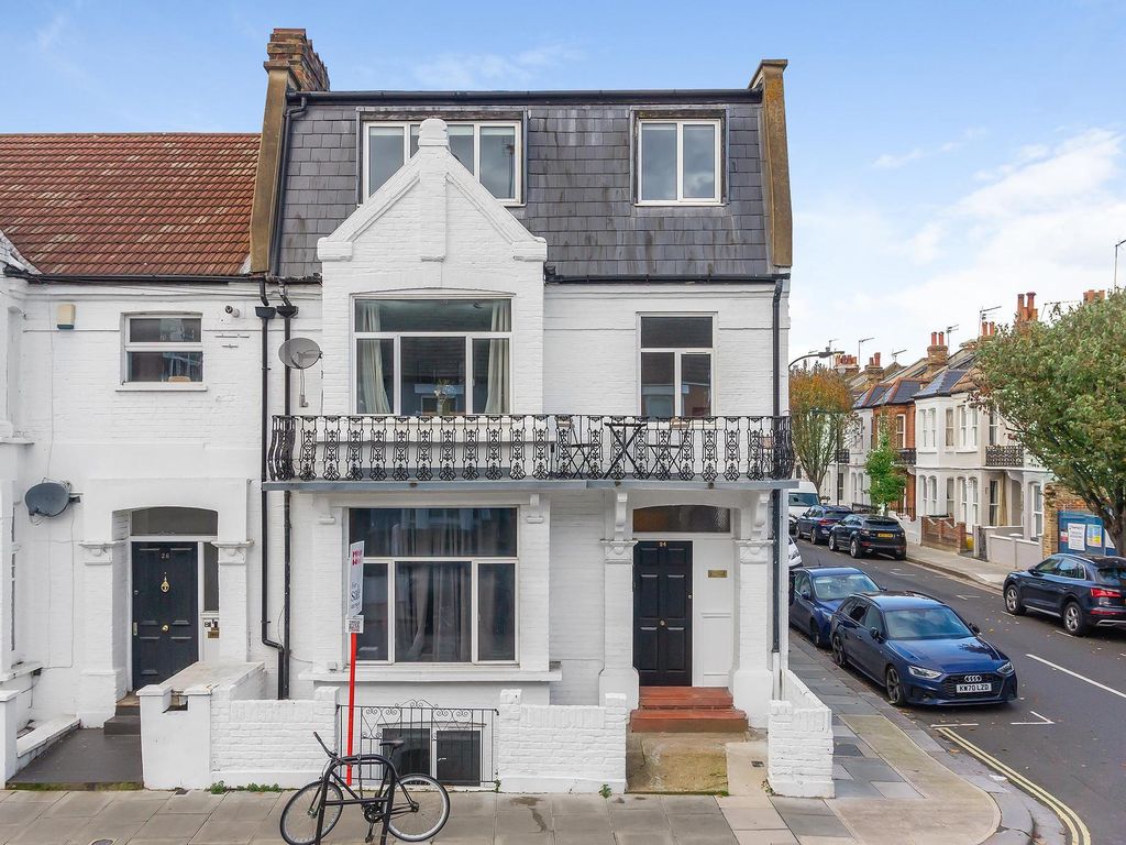 2 bed flat for sale in Bishops Road, Fulham SW6, £750,000