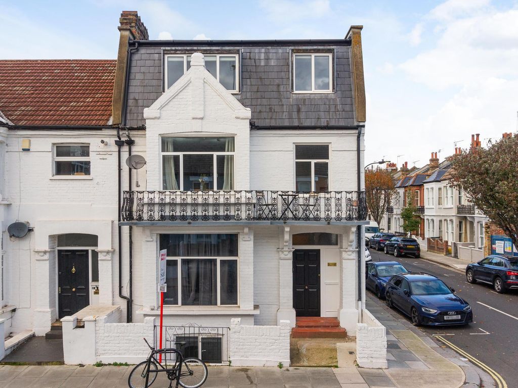 2 bed flat for sale in Bishops Road, Fulham SW6, £550,000