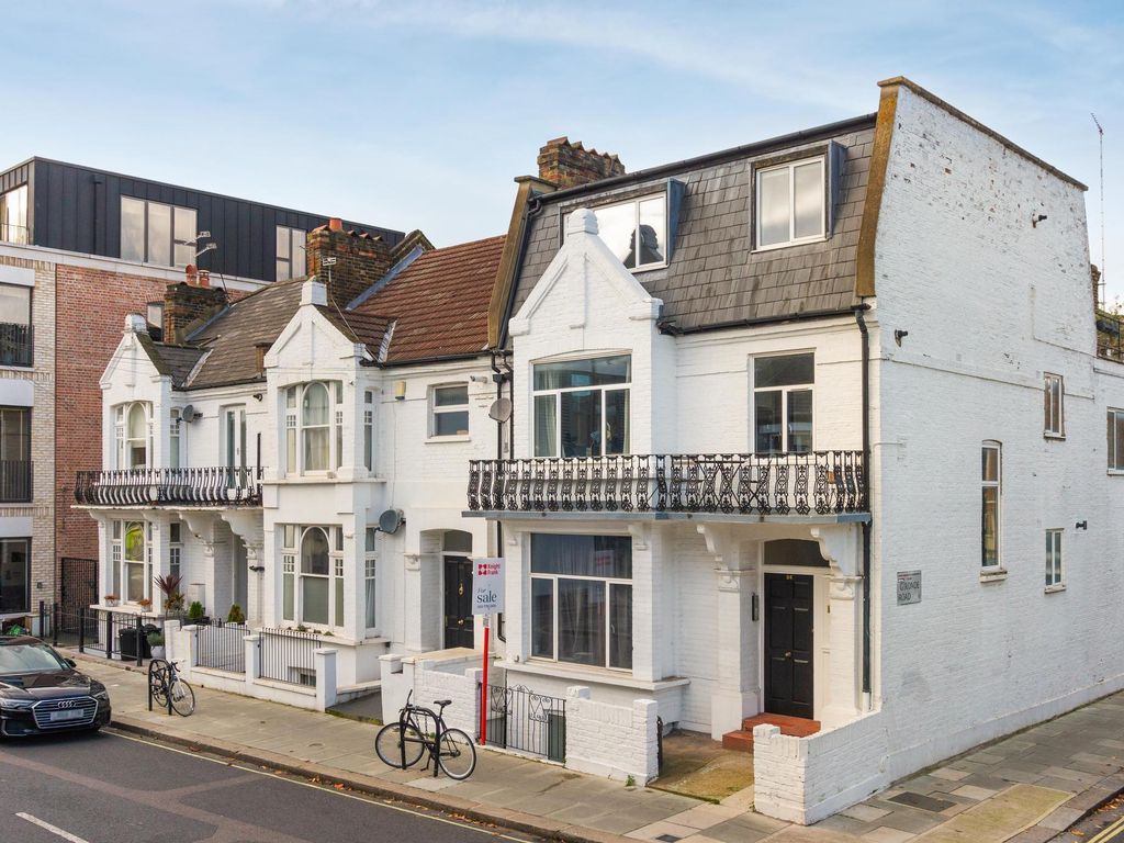 2 bed flat for sale in Bishops Road, Fulham SW6, £550,000