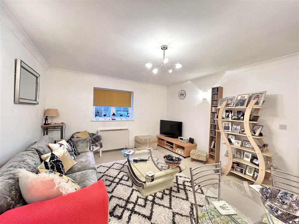 2 bed flat for sale in Clarkes Lane, Wilburton, Ely CB6, £175,000