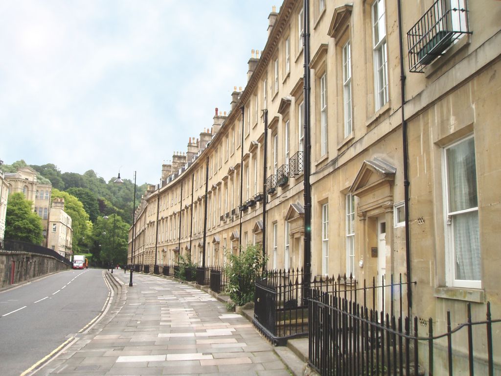 3 bed flat to rent in Paragon, Bath BA1, £1,900 pcm