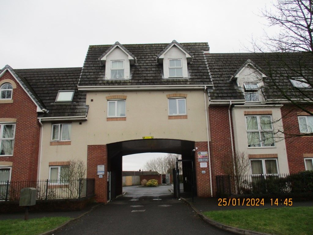 2 bed flat to rent in Whalley Road, Middleton, Manchester M24, £895 pcm