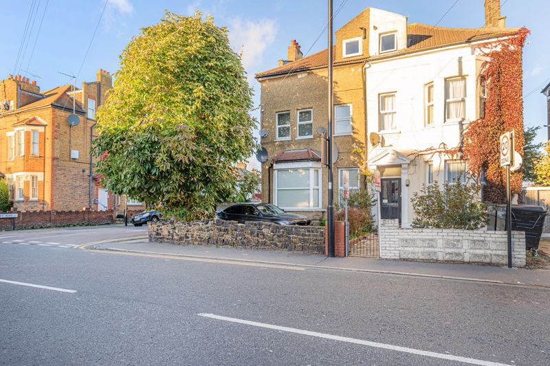1 bed flat for sale in Church Street, London N9, £225,000