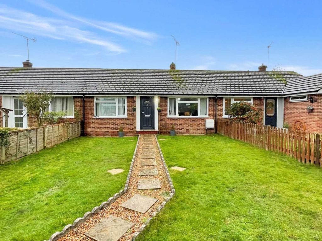 2 bed bungalow for sale in The Orchard, Marlow SL7, £550,000