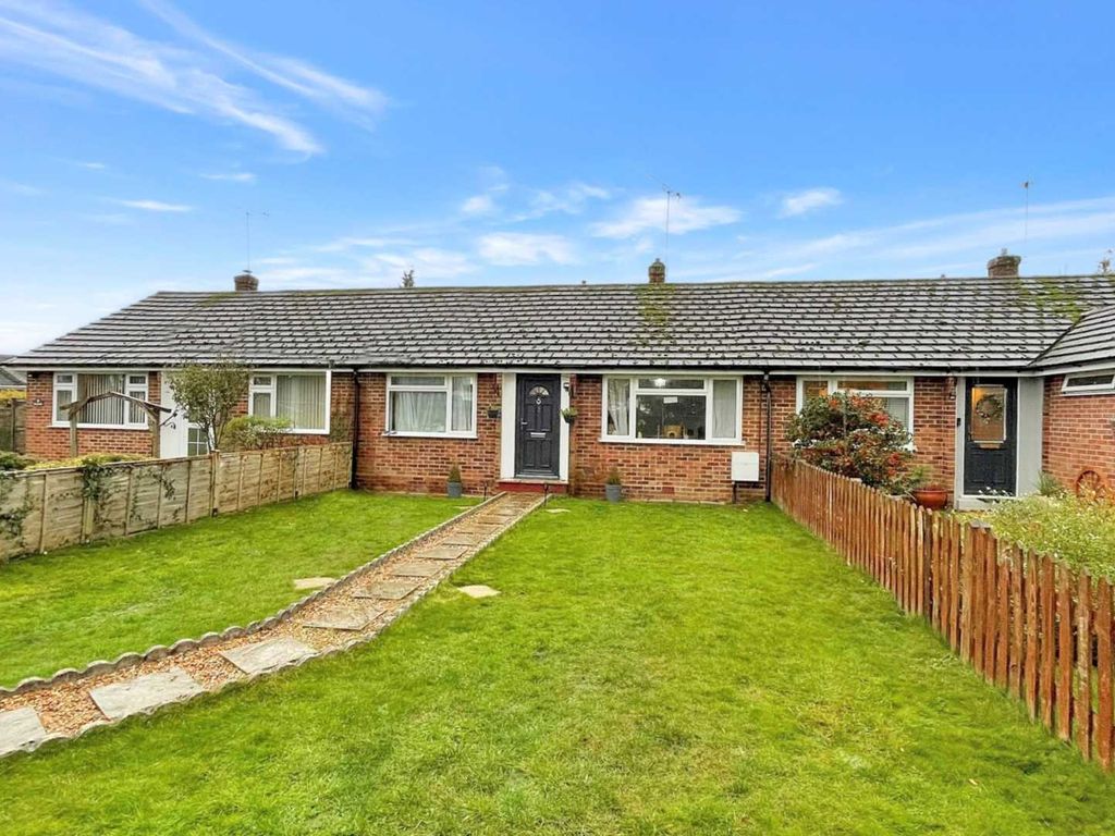 2 bed bungalow for sale in The Orchard, Marlow SL7, £550,000