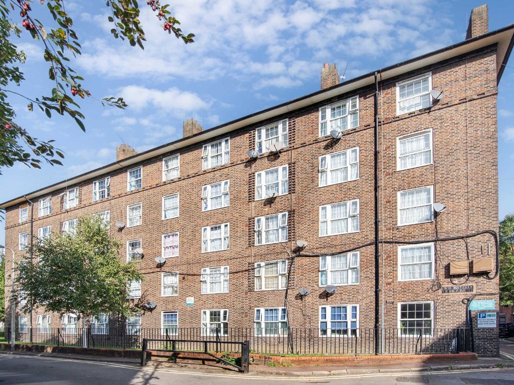 4 bed flat for sale in County Street, London SE1, £475,000