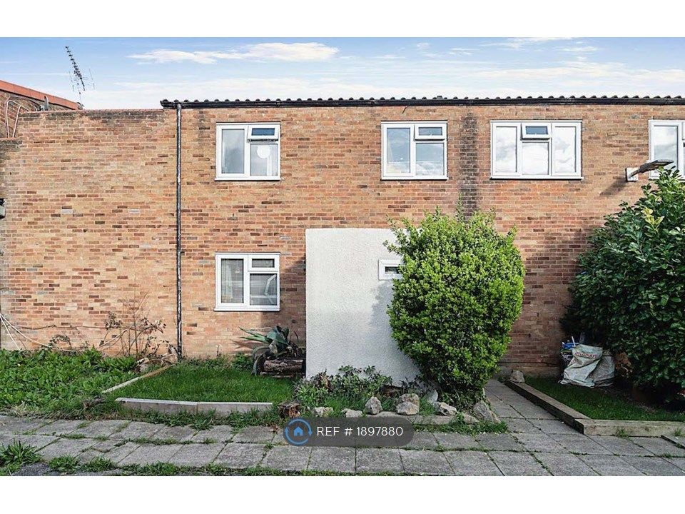 5 bed terraced house to rent in Elm Green, Basildon SS13, £2,900 pcm