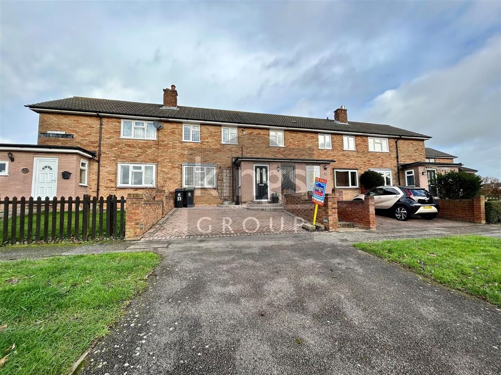 3 bed property for sale in Greenfields, Loughton IG10, £550,000
