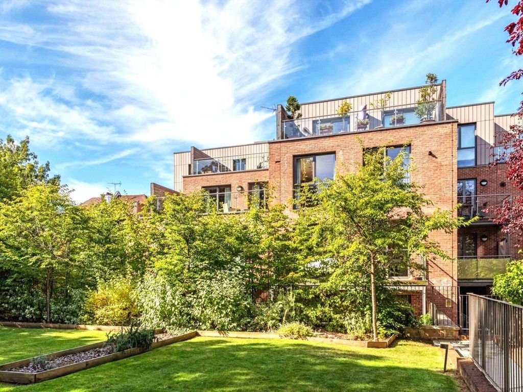 2 bed flat for sale in Finchley Road, London NW3, £925,000