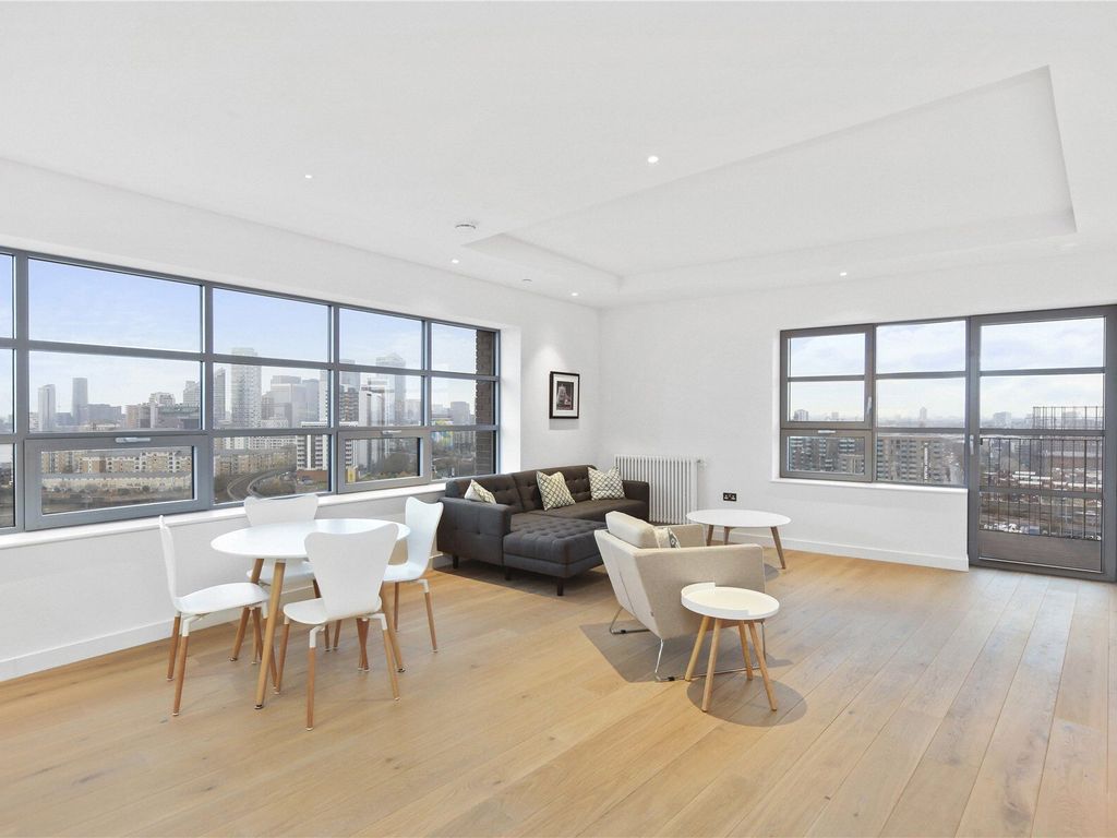 2 bed flat for sale in Hope Street, London E14, £675,000