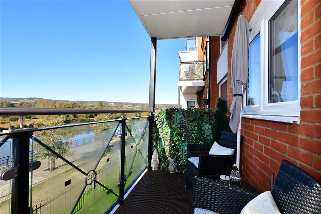 2 bed flat for sale in Farleigh Gardens, Wouldham, Rochester, Kent ME1, £285,000